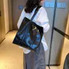 Hinkväska modemärke kvinnors veckade stora väska sommar ny hög kapacitet tote pendlare mångsidig en axel underarm för kvinnor