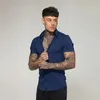 Mode d'été Slim Fit bouton chemises à manches courtes hommes vêtements de sport décontractés robe chemise mâle Hipster dessus de chemise Fitness vêtements 240320