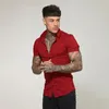 Mode d'été Slim Fit bouton chemises à manches courtes hommes vêtements de sport décontractés robe chemise mâle Hipster dessus de chemise Fitness vêtements 240320