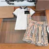 Neue Kinder-Designerkleidung, Baby-Trainingsanzüge, Jungen-T-Shirt-Set, Größe 110–160 cm, Khaki-kariertes Spleiß-POLO-Shirt und Shorts, 24. März