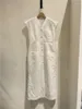 Casual jurken 2024 Eenvoudige V-hals losse mouwloze witte jurk met enkele rij knopen Temperament lange rok