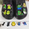 Charmes d'anime en gros souvenirs d'enfance grenouilles tristes cadeau drôle charmes de dessin animé accessoires de chaussures boucle de décoration en pvc breloques de sabot en caoutchouc souple expédition rapide