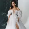 Puffy Tüll A-Linie Brautkleider, schulterfrei, seitlich geschlitzt, sexy Strand-Brautkleider mit handgefertigten Blumenapplikationen, weißes langes Boho-Brautkleid