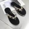 Chinelos plana flip flops sapatos mulher primavera verão 2024 tanga strass moda confortável aberto dedo do pé sandálias de luxo mulheres designers