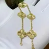 Van Clover-Armband, Dongguan-Titanstahl-Schmuck, modischer und eleganter 18-Karat-Gold-Batch-Blumen-Vierblatt-Gras-Fünf-Blumen-Armband mit einem High-End-Gefühl