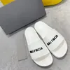 Zapatillas París Sandalias de diseño Zapatos de playa para mujer Carta de lujo para hombre Blanco Verano Ocio al aire libre Piscina Famosa plataforma Sandalia Fondo plano Nadar Chanclas