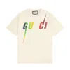 High Edition Luxury Fashion GU Home Rainbow Lightning Blade Print INS Malha Vermelha Mesmo Unissex Solta Camiseta de Manga Curta para Homens e Mulheres00