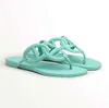 Vrouw Slipper Egerie Sandaal Platte Sandalen Slippers Designer Slippers Keten Rubber Zwart Blauw Strand Oran Mode Outdoor 35-41 Mode Schoenen NO353335