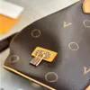 23SS Kvinnors lyxdesigner Tote Bag Cowhide Leather DrawString Bucket Bag Kvinnor axelväska Crossbody Gold Metal Acc HESC