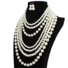 Un ensemble de 7 rangées de perles rondes en acrylique blanc, collier et boucles d'oreilles, 240309