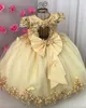 Lace Lace Lace Yellow Ball Robes Fleur Robes de fille pour les manches courtes de mariage Perge-tout-petit Pageant Gowns 3D Appliquée Backless First Communion Robe S