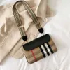Umhängetaschen-Designer verkaufen Unisex-Taschen beliebter Marken. Neue Modetaschen mit einfacher Textur und quadratischem Design