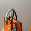 23SS مصممة فاخرة للسيدات حقيبة حقيبة غرافيتي حقيبة حمل للسيدات حقيبة منظمات محفظة الماكياج 32 سم واجكسبي