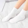 Kvinnors strumpor Cloocl White Straight Simple Unisex Polyester Cotton Middle Tube Sock Fashion 20cm Streetwear Wholesale