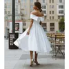 Abiti da sposa moderni in raso bianco A Line Sexy con spalle scoperte pieghettati Plus Size Boho Abiti da sposa da giardino Semplice lunghezza tè pieghettato Abiti da sposa corti CL3416