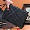 Vente en gros sac à bandoulière pour hommes classique atmosphérique plaid pochette d'affaires grande capacité sac à main en cuir épais Joker couleur noire correspondant hommes portefeuille 1270 #