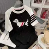 TB子犬ジャッククアードカラーコントラスト短い袖のアイスシルクニットセーターとカレッジスタイルのプルオーバーラウンドネックスリーブヘビーデューティホットワークダイヤモンドトップ