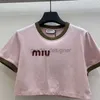 Damen-T-Shirt, Designer-24SS-Frühjahr, neues MIUI, eleganter Mädchen-Stil, altersreduzierender Kontrast, Buchstaben-Aufkleber, Stickerei, kurze Ärmel, kurzes T-Shirt