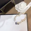 Créateur de marque de broche de perle de luxe plaqué or avec des perles de haute qualité conçues spécifiquement pour les femmes comme cadeaux épingles à vêtements boîtes de fêtes d'anniversaire