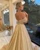 Скромное светло -золотое вечерние платья с линией от плеча блестящие платья для выпускного выпускного выпускного выпускного вечера бусины красные ковровые платья оборки рубашка