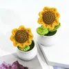 Flores decorativas 4 PCS Mini Crochê Girassol Vasos de Plantas Amarelo Falso Malha Com Pote Artesanal Artificial Para Enfeites de Carro