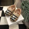 Popüler yürümeye başlayan ayakkabılar rahat bebek ayakkabıları 20-25 kutu ambalajı sıcak damgalama logosu bebek yürüyüş ayakkabıları 24mar