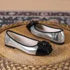 Casual Shoes 2024 Varumärkesdesigner Square Toe Silver Camellia Flat Women's Bekväma mjuka sulor Grunt munslip på loafer