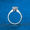 Anelli a grappolo certificato 1 CT Moissanite Wedding Heart Prong Placcatura in platino Anello in argento sterling 925 con diamante tondo per donna