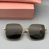 Nouveau Desig femmes lunettes de soleil violettes romantiques HD UV400 lettres creuses lentilles décorées métal léger grosses lunettes marron polarisées 5y1goggles étui complet