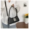 Дизайнерская сумка 2024, хит продаж. Маленькая французская минималистичная женская сумка, модная и модная супер-горячая сумка на одно плечо, однотонная универсальная сумка через плечо под мышкой.