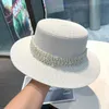Szerokie brzegowe czapki wiadra kapelusze nowe płaskie słomki hat perel dekoracja wypoczynkowa letnia filta przeciwsłoneczne kapelusz damski moda na plażę wioślarski dar j240325