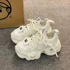 Pieds petits début du printemps nouvelles semelles épaisses chaussures de gâteau de sport décontractées GAI nouveau bigfoot augmentant petit camarade automne semelle épaisse papa chaussures décontracté mignon rose blanc 2024