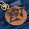 L ve V Tasarımcı Keychain Marka Yuvarlak Anahtar Zinciri Lllustre LCE Paten Çanta Cazibesi ve Anahtar Tutucu Erkekler Araba Knah Derecturing Kadın Toka Keychains Torbalar Kolye Seçme Hediye