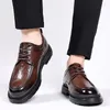 Sapatos Casuais Masculinos De Negócios Britânicos De Couro Feitos À Mão Homens Aumentam Lace Up Brogue