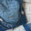 Laides Designer 22 Petits sacs à bandoulière en denim bleu Matériel en métal argenté Sac à main à chaîne Matelasse Sacoche de grande capacité avec poche portefeuille à breloques 36 cm