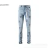 Lila Markenjeans mit schweren handgestickten Buchstaben American Straight Leg It4u