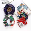 Bandanas Durag Foulards 2022 Nouveau petit foulard hijab carré en soie pour envelopper les cheveux Scraft Femme luxe cheval imprimé sac poignée étoles pour femmes Echarpe Femme Y240325