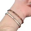 Designer-Schmuck-Armband mit dreiblättrigem Gras, galvanisiertem Zirkon-Titanstahl-Armband, einfach und hochwertig, elegantes und vielseitiges Kunsthandwerk