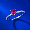 Bagues de cluster S925 Silver Bague d'amour compacte sertie de diamant à haute teneur en carbone Tempérament artificiel Ruby Girl 925