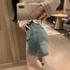 shorts de créateurs femmes été nouveau à la mode miui 2024 lettre strass rétro lavé et en détresse polyvalent jambe droite denim court