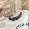 ディアジョンミオータムボーイズレタープリントTシャツルーズカジュアルトップ幼児幼児パッチワーク長袖Tシャツ240323