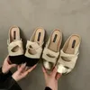 Freizeitschuhe Damen Pantoletten mit Kunstperlen-Kettendekor, quadratisch, geschlossener Zehenbereich, zum Hineinschlüpfen, rückenfrei, All-Match-Slipper für den Alltag