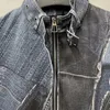 メンズジャケットは、苦しんでいるスタンディングカラーパッチワークデニムジャケットの男性プリントオートバイスタイルのジーンズコートを洗った