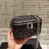 Panie Designt Caviar skórzana walizka Makijażowa torba do makijażu z lustrem srebrna metalowa łańcuch crossbody torebka torebka karta próżność torebka kosmetyczna torebka 11 cm/16 cm