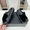 Designer Designer Kaptaki płaska platforma Mules Kapcie Black Bow Sandals Gąbki Kapcia Wsuł się na zewnętrzne klapki Wodoodporne buty plażowe