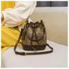 저장 도매 디자이너 가방 어깨 가방 세련된 버킷 가방 2024 새로운 스타일의 다목적 여자 One Shoulder Crossbody