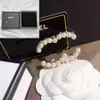 Créateur de marque de broche de perle de luxe plaqué or avec des perles de haute qualité conçues spécifiquement pour les femmes comme cadeaux épingles à vêtements boîtes de fêtes d'anniversaire