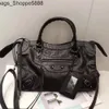 Factory Direct Store Handtas Gratis verzending Veelzijdig en Niche Paris Rivet Motortas Abg Spicy Girl Premium Hoge capaciteit Crossbody met één schouder