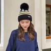 2023 Kvinnor fleece fodrade stickade pom hattar termisk snöfake julpäls bobble beanie hatt för kvinna vinterskallies 240309