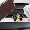 Ny guldpläterad diamantbrosch med en bågformad design specifikt utformad för kvinnor fashionabla charmiga kvinnors partier